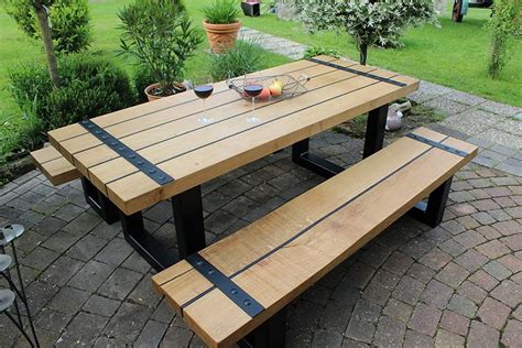 Bauen Sie einen Outdoor-Tisch mit Fliesenplatte und Stahlsockel